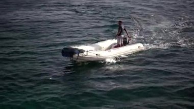 Mısır, Abu Dabb - 29 Mayıs 2019: Kızıldeniz 'de tüplü dalış sırasında şişme lastik bot sağlayan