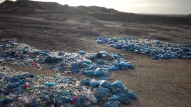 Mısır, dağlarda bir çöplük, polietilen, şişeler, paslı kutular, kağıt torbalar. Doğanın kirliliği, Marsa Alam