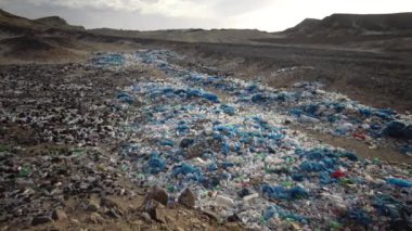 Mısır, dağlarda bir çöplük, polietilen, şişeler, paslı kutular, kağıt torbalar. Doğanın kirliliği, Marsa Alam