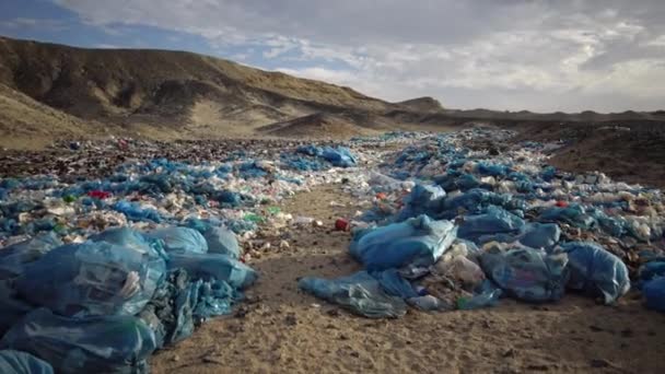 一个垃圾堆在山上 聚乙烯 生锈的罐子 Marsa Alam先生 — 图库视频影像