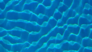 Havuzda su var, güneş ışığı yansıyor, dalgalar. Yansıma ve parlama. Güneş Havuzdaki Suda Parlıyor