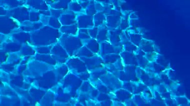 Havuzda su var, güneş ışığı yansıyor, dalgalar. Yansıma ve parlama. Güneş Havuzdaki Suda Parlıyor