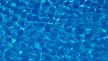 Havuzda su var, güneş ışığı yansıyor, dalgalar. Yansıma ve parlama. Güneş Havuzdaki Suda Parlıyor