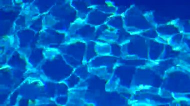 Havuzda su var, güneş ışığı yansıyor, dalgalar. Yansıma ve parlama. Güneş Havuzdaki Suda Parlıyor