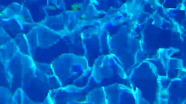 Havuzda su var, güneş ışığı yansıyor, dalgalar. Yansıma ve parlama. Güneş Havuzdaki Suda Parlıyor