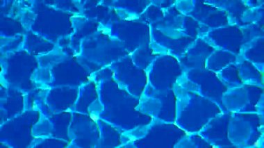 Havuzda su var, güneş ışığı yansıyor, dalgalar. Yansıma ve parlama. Güneş Havuzdaki Suda Parlıyor