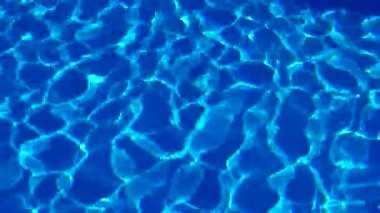 Havuzda su var, güneş ışığı yansıyor, dalgalar. Yansıma ve parlama. Güneş Havuzdaki Suda Parlıyor