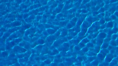 Havuzda su var, güneş ışığı yansıyor, dalgalar. Yansıma ve parlama. Güneş Havuzdaki Suda Parlıyor