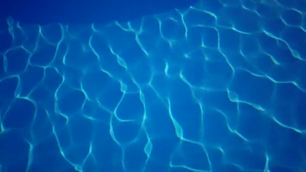 Vatten Poolen Solljus Reflekteras Vågor Reflektion Och Bländning Solsken Vattnet — Stockvideo