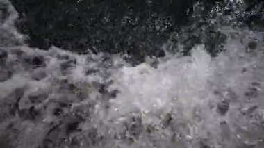 Zevk teknesinin omurgasından su kaynıyor. Mısır 'ın Lüksör kentindeki Nil nehri üzerinde turistik tekne