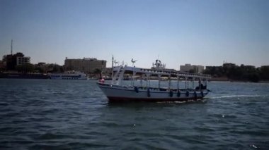 LUXOR, EGYPT - 5 Nisan 2019: Lüksör, Mısır 'daki Nil nehri üzerinde turistik tekne