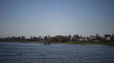 Nil Nehri, Luxor 'da küçük bir teknede balık tutan Mısırlı balıkçılar.