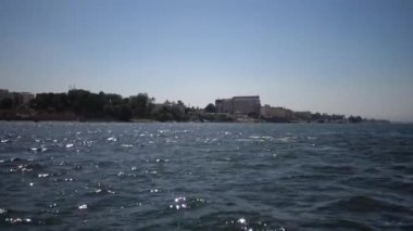 LUXOR, EGYPT - 5 Nisan 2019: Luxor, Mısır 'daki Nil Nehri' ndeki bir tekneden sahili görmek