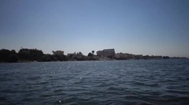 LUXOR, EGYPT - 5 Nisan 2019: Luxor, Mısır 'daki Nil Nehri' ndeki bir tekneden sahili görmek