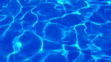 Havuzda su var, güneş ışığı yansıyor, dalgalar. Yansıma ve parlama. Güneş Havuzdaki Suda Parlıyor.
