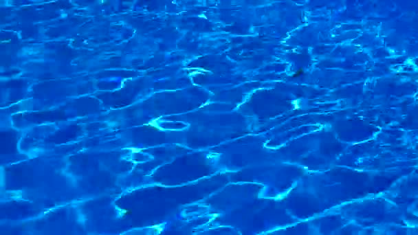 Acqua Piscina Luce Del Sole Riflette Onde Riflessione Abbagliamento Sole — Video Stock