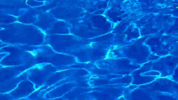 プール内の水 波が反映されます 反射とグレア プールの水の中のサン グレア — ストック動画
