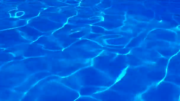 Agua Piscina Luz Del Sol Refleja Olas Reflexión Deslumbramiento Deslumbramiento — Vídeo de stock