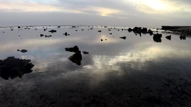 Nascer Sol Reflexão Nuvens Água Sobre Mar Recife Costeiro Maré — Vídeo de Stock