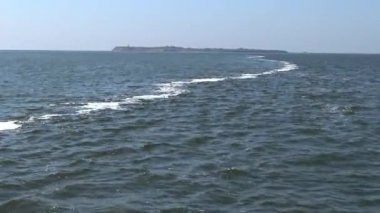 Hydrofront, Berezan adası yakınlarında taze ve deniz suyu karıştırma, karıştırma suyu sınırında köpük. Karadeniz, Ukrayna