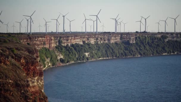 カリアクラ岬 急な石の海岸 ブルガリアで風力発電所 — ストック動画