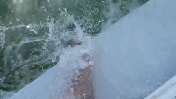 Uma Onda Água Homem Uma Corrente Água Barco Espuma Água — Vídeo de Stock