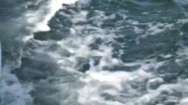 Su dalgası, tekne fairway, su üzerinde köpük. Parlama, deniz suyunda güneşin yansıması. Karadeniz