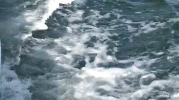 Vatten Våg Båtfairway Skum Vattnet Bländning Återspegling Solen Havsvattnet Svarta — Stockvideo