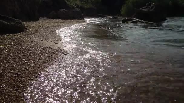 Ústí Pobřeží Tiché Vodní Vlny Skalnaté Pobřeží Vodní Krajina Ukrajina — Stock video