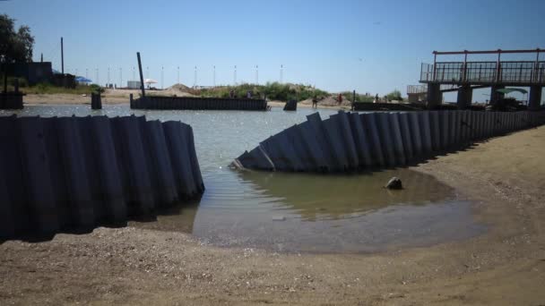 ウクライナ オデッサ 2019年6月26日 ウクライナのティリグル河口の運河スルースを通過する水による油圧構造物の破壊 — ストック動画