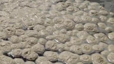 Deniz kirliliği, ötrofikasyon, su yüzeyinde kirli organik köpük dalgası. Odessa Bay, Karadeniz, Ukrayna