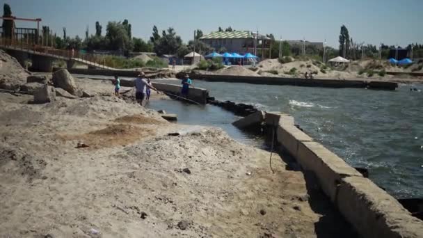 乌克兰 科布尔沃 2019年6月26日 渔民在科布尔沃被毁坏的码头附近的运河中捕食小鱼 黑海乌克兰 — 图库视频影像