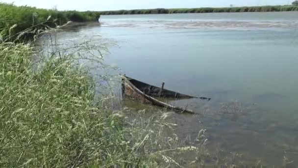 Zatopiony Statek Brzegu Jeziora Sasyk Ukraina — Wideo stockowe