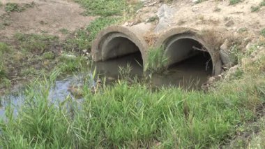 Ukrayna küçük nehirler, nehir akışının düzenlenmesi. Nehir bir beton borudan akar. Ukrayna