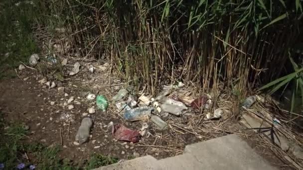 ウクライナ オデッサ地域 2019年6月10日 野生のプラスチック ポリエチレン ガラスのゴミ 環境汚染 環境災害 自然の破壊 — ストック動画