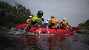 Ukrayna, Pervomaisk - Jule 03, 2019: geçen granit rapids, Güney Bug Nehri, Ukrayna su üzerinde sporcular ile tekneler