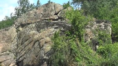 Granit kayalar, Güney Bug Nehri kıyısında su ve yeşil orman rapids, Ukrayna