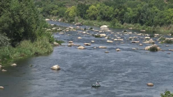 Granietrotsen Stroomversnellingen Het Water Groen Bos Aan Oevers Van Southern — Stockvideo