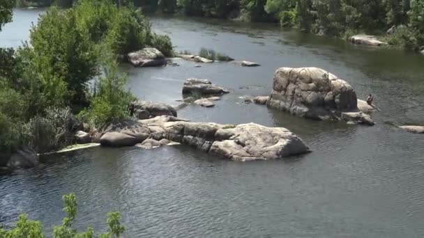 Rocce Granito Rapide Acqua Foresta Verde Sulle Rive Del Fiume — Video Stock