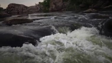 Granit rapids ve Güney Bug Nehri, Ukrayna üzerinde hızla akan su ile rapids