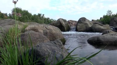 Granit rapids ve Güney Bug Nehri, Ukrayna üzerinde hızla akan su ile rapids
