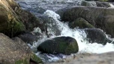 Granit rapids ve Güney Bug Nehri, Ukrayna üzerinde hızla akan su ile rapids