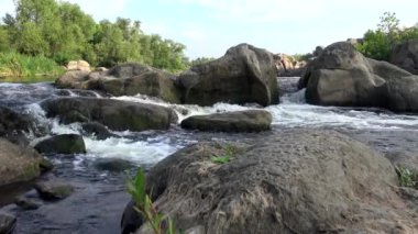 Granit rapids ve Güney Bug Nehri, Ukrayna üzerinde hızla akan su ile rapids