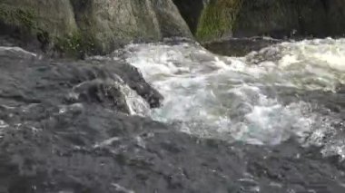Granit rapids ve Güney Bug Nehri, Ukrayna üzerinde hızla akan su ile rapids