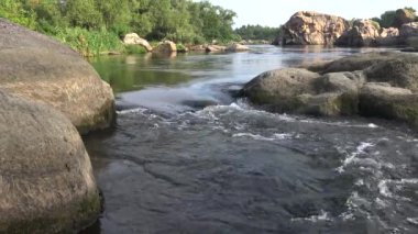 Granit rapids ve Güney Bug Nehri, Ukrayna üzerinde hızla akan su ile rapids