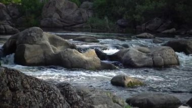 Granit rapids ve Güney Bug Nehri, Ukrayna üzerinde hızla akan su ile rapids