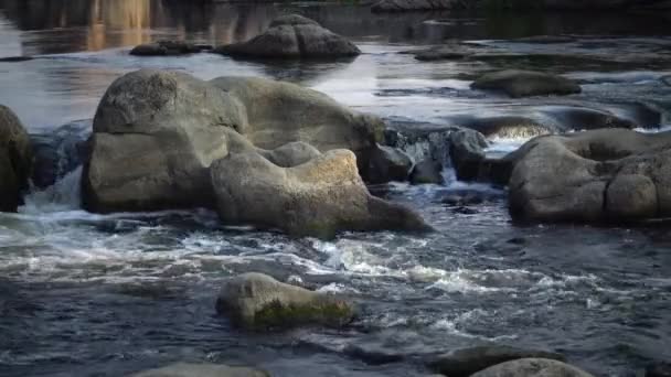 南バグ川 ウクライナの急速に流れる水と花崗岩の急流と急流 — ストック動画