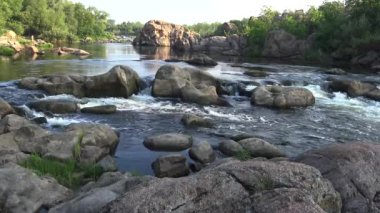 Granit rapids ve Güney Bug Nehri, Ukrayna üzerinde hızla akan su ile rapids