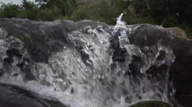 Granit rapids ve Güney Bug Nehri, Ukrayna üzerinde hızla akan su ile rapids