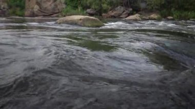 Granit rapids ve Güney Bug Nehri, Ukrayna üzerinde hızla akan su ile rapids